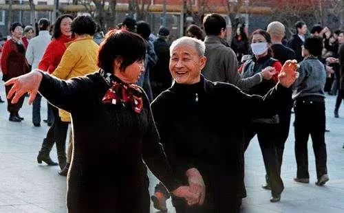 96岁四川老人仍坚持摆摊，背后有何感人故事？