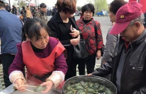67岁大妈靠做小吃谋生，收入如何？