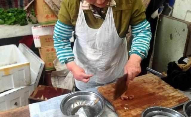 七十岁大妈靠卖小吃能挣到钱吗？她的创业故事引人深思