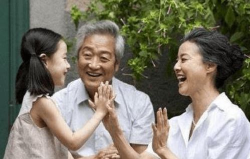 六旬老人为何既要帮女婿带娃又拼命挣钱？