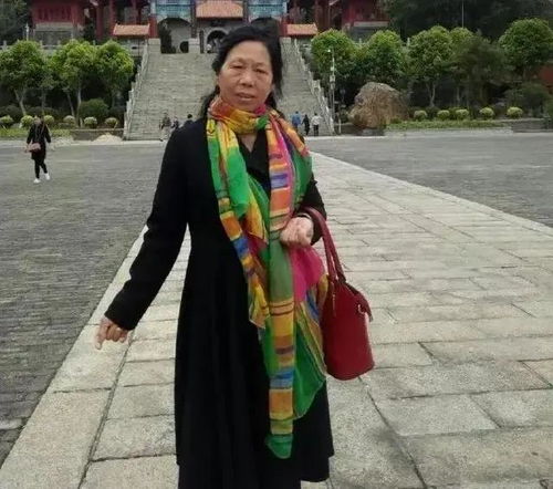61岁农村老人仍需辛勤劳作，背后原因令人深思？