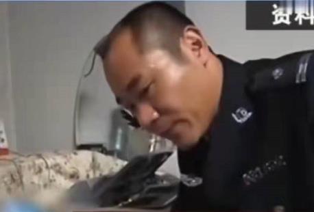 80岁高龄老人街头卖艺为生，背后有何隐情？