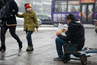 农村小伙艰辛谋生，赚钱真的那么难吗？图片背后的故事引人深思