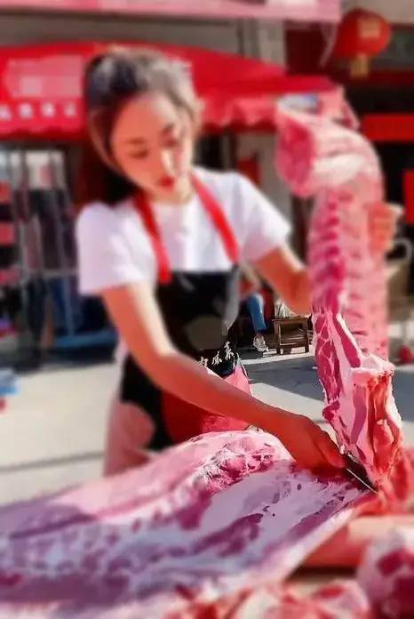六十岁阿姨靠卖猪肉谋生，收入情况如何？