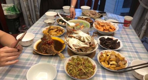 82岁老母亲亲自下厨做满桌佳肴，竟是为了挣钱？