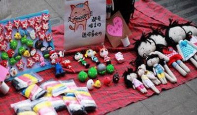 如何通过摆地摊卖小饰品开启成功副业？