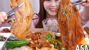 年轻人如何从赛场转向夜市？酸菜五花肉里的百味人生揭秘