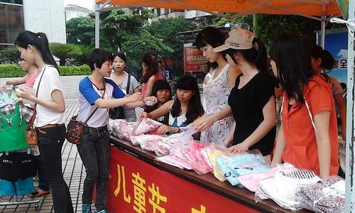 农村大妈集市摆摊，卖啥商品最能赚大钱？