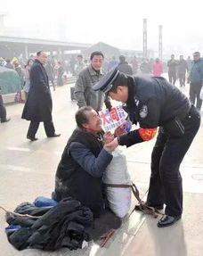 82岁高龄老人为何仍在路边摆摊谋生？