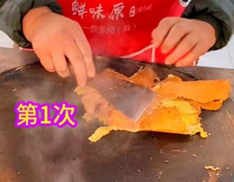 煎饼摊旁的大姨为何兼职算命？背后有何故事？
