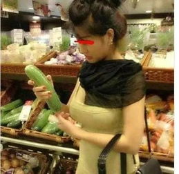 美女副业竟成擦鞋匠？她的选择背后有何隐情？
