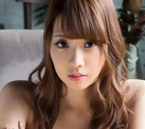 兼职女可可的真实身份是什么？她的故事背后隐藏了哪些秘密？