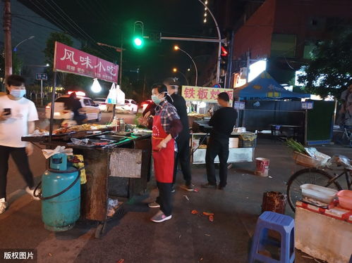 军人夜市摆摊，卖什么商品最吸金？