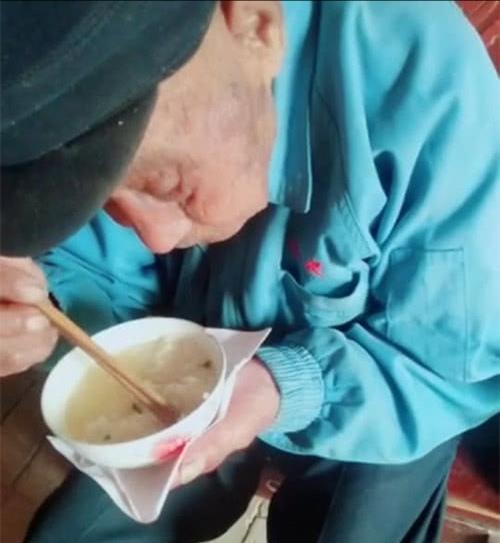八十岁老人卖米饭能挣到钱吗？生活艰辛引发关注