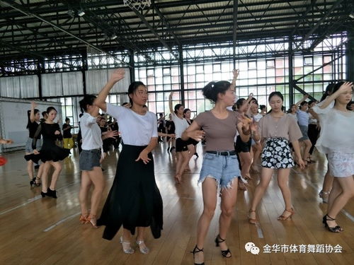 体育舞蹈老师是如何实现盈利的？他们的收入来源有哪些？