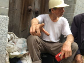 八旬老人为何仍在辛勤挣钱？背后故事令人动容