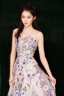 关晓彤最近涉足的新副业是什么？她如何平衡演艺与创业？