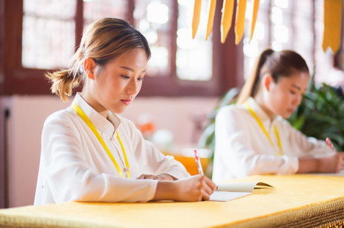 女孩如何兼顾学业与平面模特副业？