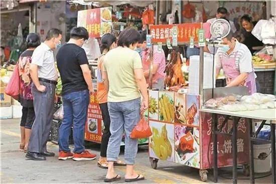 地摊卖涂鸦扇子真能盈利吗？摆摊赚钱的真相是什么？