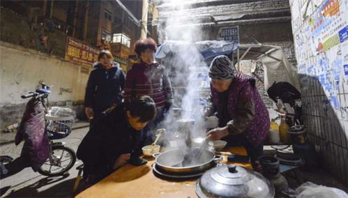 八旬老人街头摆摊谋生，背后有何心酸故事？