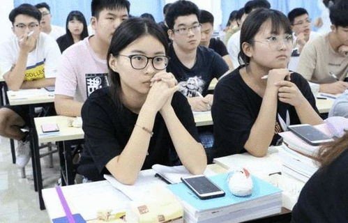 她是如何靠特殊职业筹集学费的？一段不为人知的求学之路