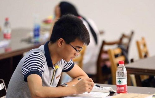 温宿护士为何选择摆摊开启副业？背后故事引人深思