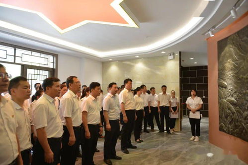 小明同学是如何在学业之余成功开展副业的？