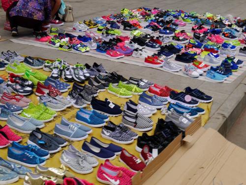 农村地摊卖手工鞋，真的能赚到钱吗？