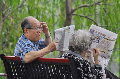 地摊谋生的老人，他们的温饱如何保障？