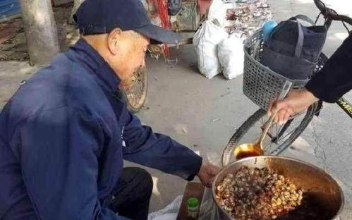 七十岁老人卖炒菜，这样的晚年生活能赚多少钱？