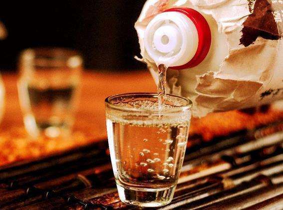 白酒搭配哪种原料能最大化盈利？
