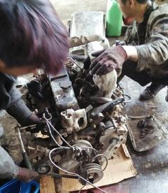 为何修车师傅辛勤劳作却难见丰厚回报？