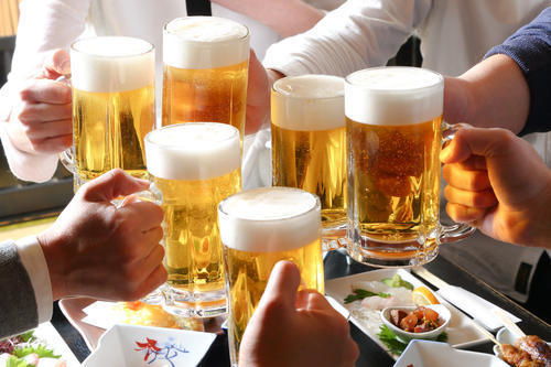 男生下班后喝啤酒能赚钱吗？真相让人意外！