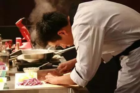 为何高收入男性热衷下厨？探寻会赚钱又会做饭的男人魅力
