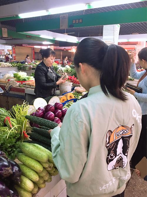 在餐饮业，卖肉更赚钱还是卖菜更盈利？哪个选择更具优势？