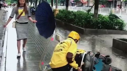 外卖小哥冒雨送餐，他们的收入会因此增加吗？