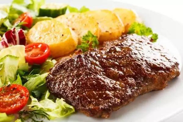 想看牛排西餐自助的直播？哪个平台能提供这样的美食盛宴？