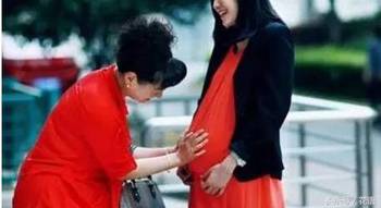 婆婆和媳妇一同打工赚钱，背后有何故事？